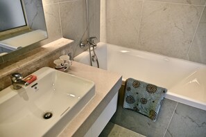 Apartamento | Banheiro | Chuveiro, produtos de toalete grátis