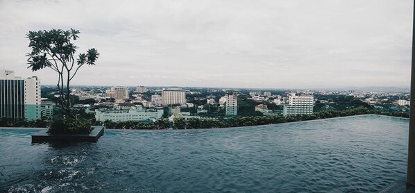 Outdoor pool - Astra Condo (Chiang Mai)