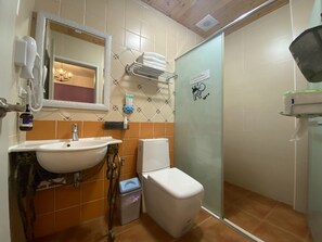 Signature-Vierbettzimmer, 2 Doppelbetten, Nichtraucher, Balkon | Badezimmer | Dusche, Regendusche, kostenlose Toilettenartikel, Haartrockner