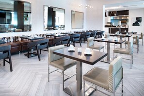 每日供應即叫即煮早餐 (每人 USD16.00)