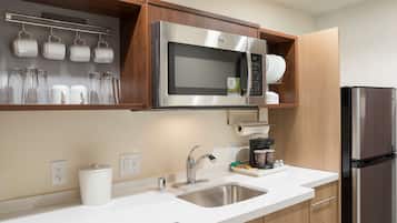 Full-sized fridge, microwave, dishwasher, coffee/tea maker