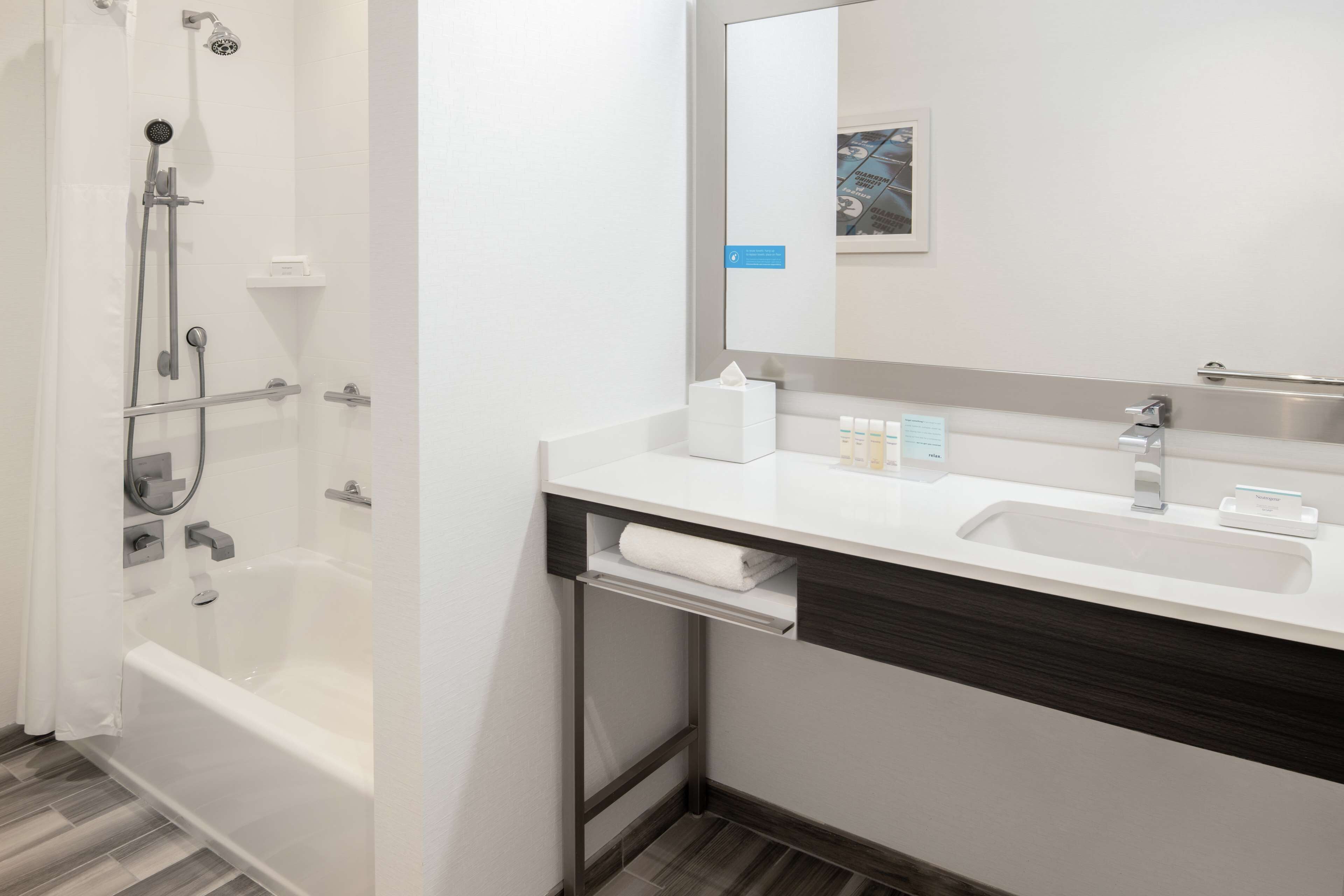 Un baño moderno con bañera, ducha y lavabo.