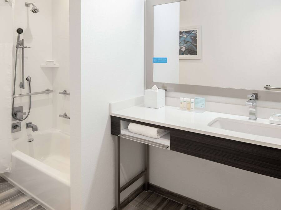 Un baño moderno con bañera, ducha y lavabo.