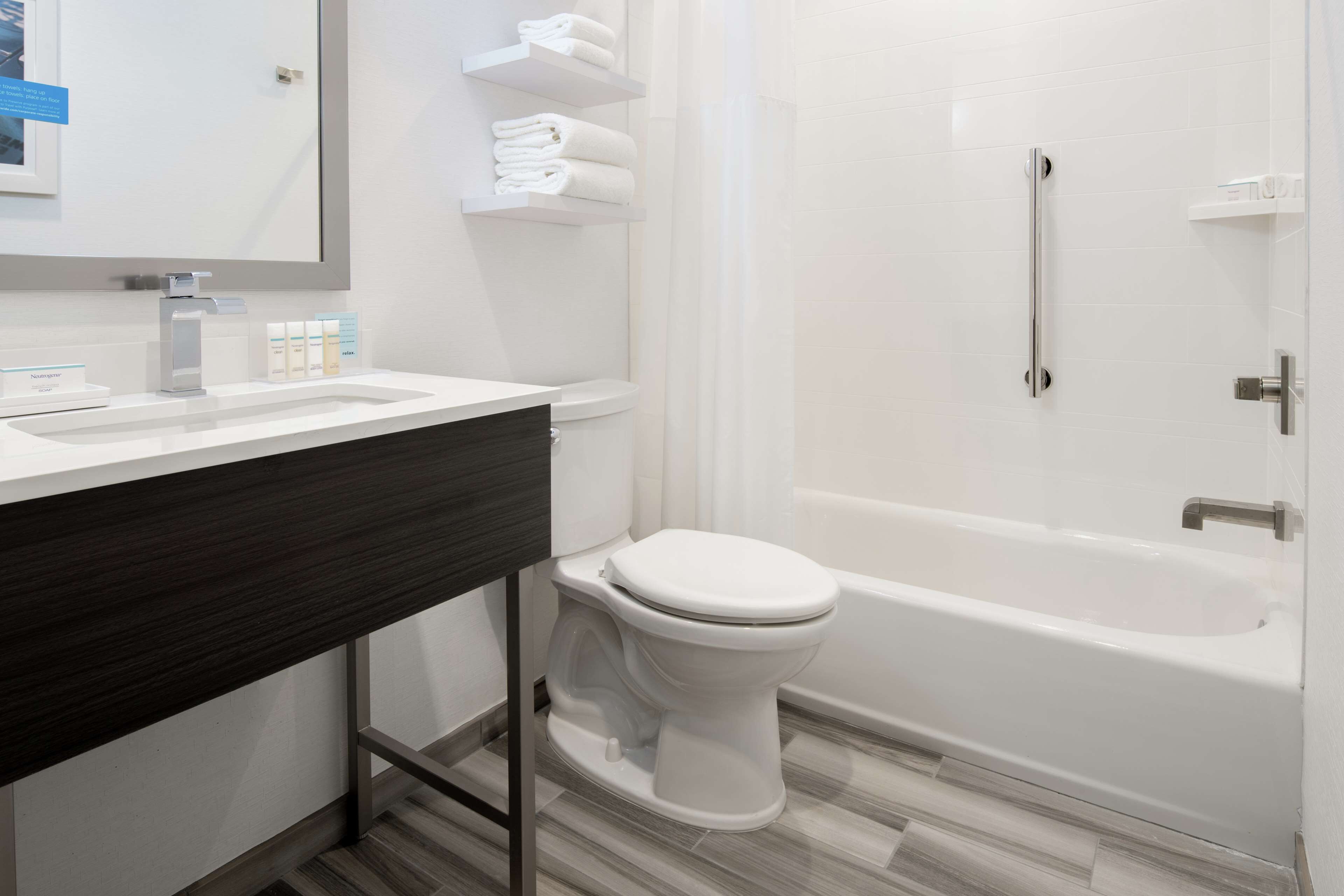 deep-soaking bathtub, hydromassage showerhead, free toiletries