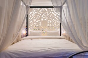 Romantische suite, 1 kingsize bed, uitzicht op binnenplaats | Luxe beddengoed, een kluis op de kamer, individueel gedecoreerd