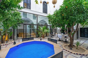 حمّام سباحة خارجي، مقاعد للتشمس