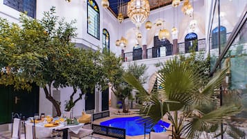 Piscina externa, espreguiçadeiras