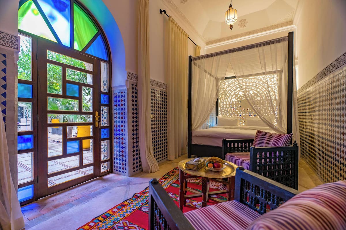 Suíte luxo, 1 cama King, vista para o pátio (Leila) | 1 quarto, roupas de cama premium, cofres nos quartos