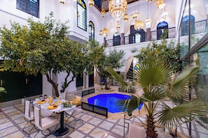 Piscina externa, espreguiçadeiras