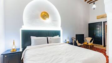 Suite panorámica, 1 cama King size, vista al patio | Ropa de cama de alta calidad y caja de seguridad en la habitación