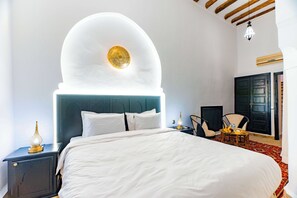 أغطية فراش متميزة وخزنة داخل الغرفة وبديكورات فريدة لكل غرفة