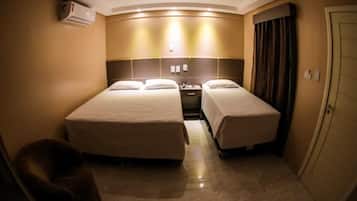 Quarto triplo standard | Frigobar, Wi-Fi de cortesia, roupa de cama