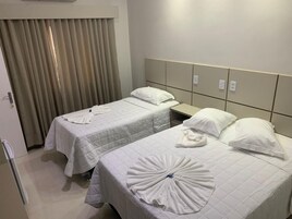Quarto triplo standard | Frigobar, Wi-Fi de cortesia, roupa de cama