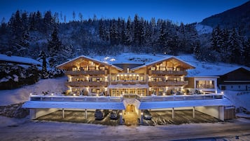 Fachada da propriedade à noite