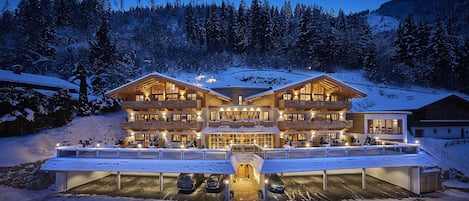 Fachada da propriedade à noite