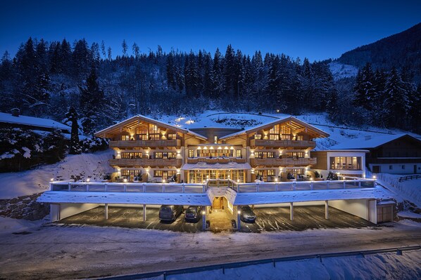 Boendets fasad - kväll/natt