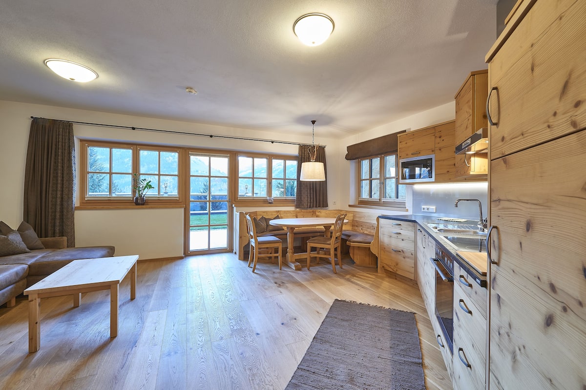 Huoneisto, parveke (Reh, cleaning fee 80,00 €) | Yksityinen keittiö | Jääkaappi, mikroaaltouuni, uuni, liesi