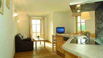 Appartement, 1 slaapkamer, balkon, uitzicht op meer (additional cleaning fee 60€ per stay) | Privékeuken