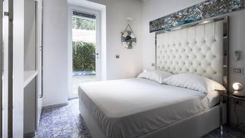 Un dormitorio con una cama grande, un adorno en la pared y vistas despejadas al exterior.