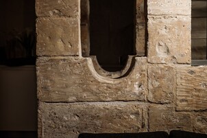 Un muro de piedra con un vano empotrado.
