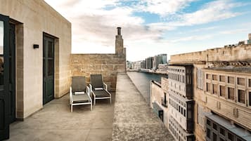 Penthouse | 1 bedroom, minibar, in-room safe, blackout drapes