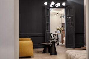 Premium Suite | Minibar, in-room safe, blackout drapes, soundproofing