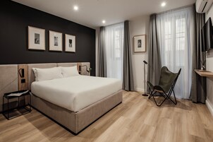 Premium Suite | Minibar, in-room safe, blackout drapes, soundproofing