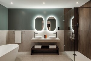 Premium Suite | Minibar, in-room safe, blackout curtains, soundproofing