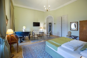 Junior Suite, 1 Queen Bed | 1 bedroom, minibar, in-room safe, desk