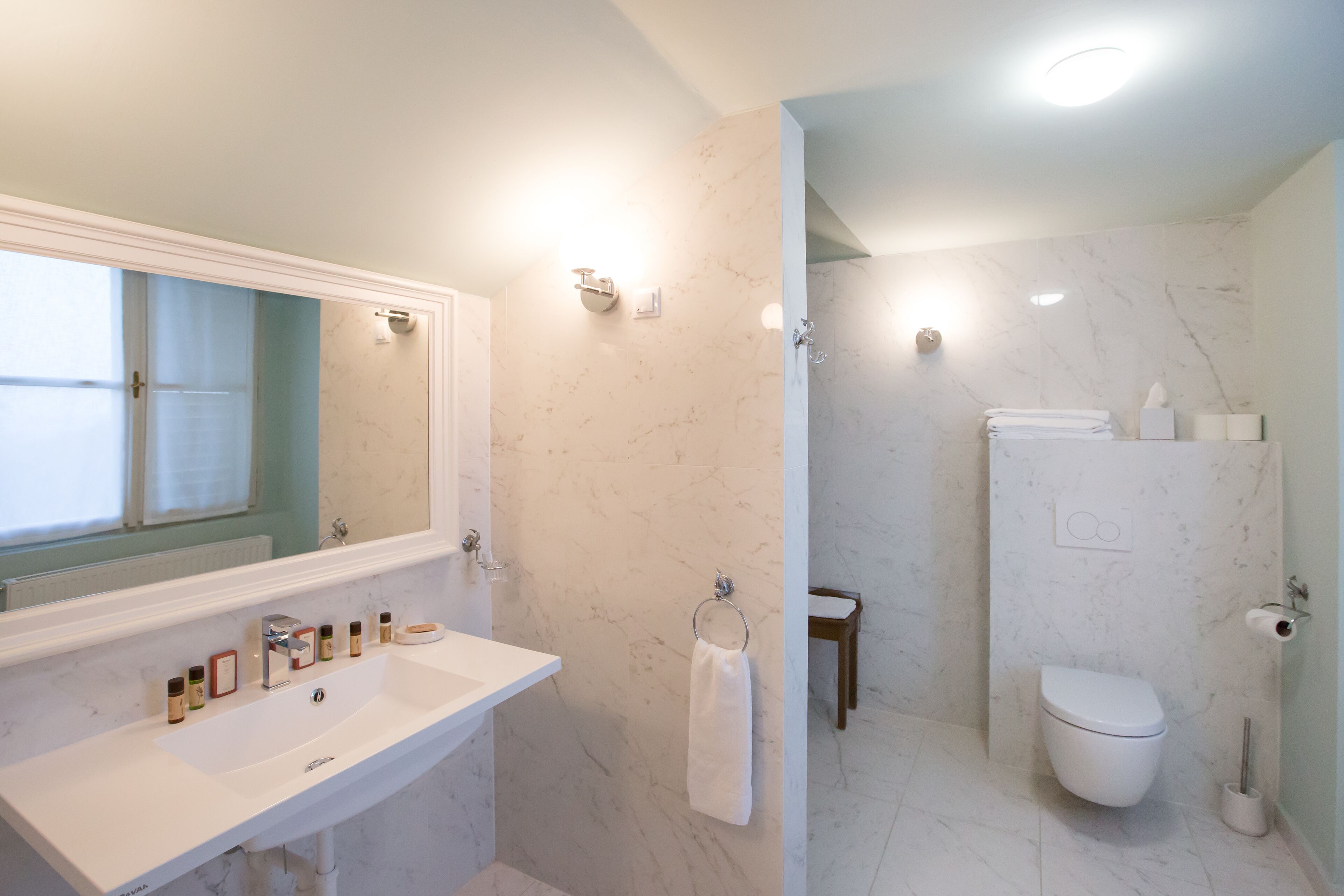 junior suite, 1 queen bed | bathroom | free toiletries, hair dryer, towels