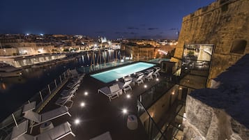 Piscina stagionale all'aperto, ombrelloni da piscina, lettini