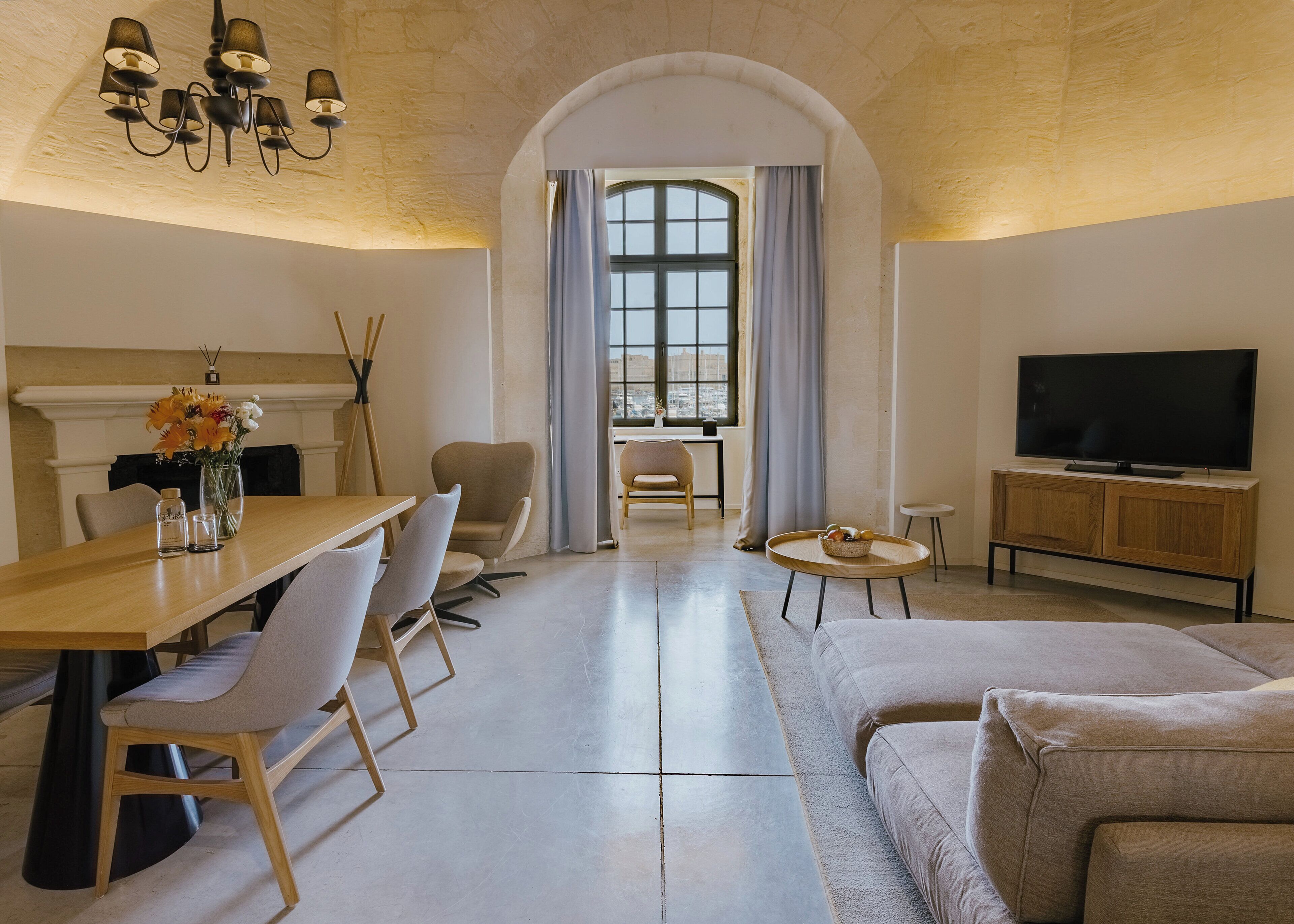 Grand Harbour Suite | Edredón, minibar, caja de seguridad en la habitación y escritorio 