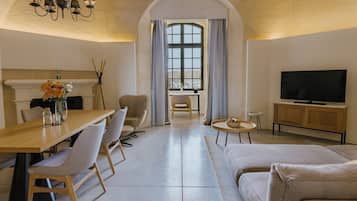 Grand Harbour Suite | Edredón, minibar, caja de seguridad en la habitación y escritorio
