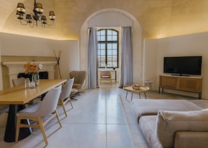 Grand Harbour Suite | Duntäcken, minibar, värdeförvaringsskåp på rummet och skrivbord
