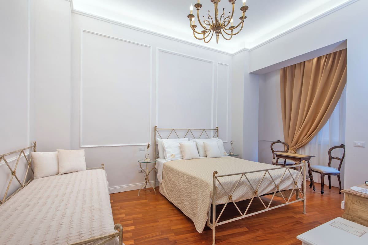 Kamar Triple Deluks, pemandangan halaman (Maria Sofia) | Seprai premium, minibar, dan brankas