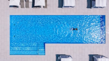Indoor pool, 2 outdoor pools, pool loungers
