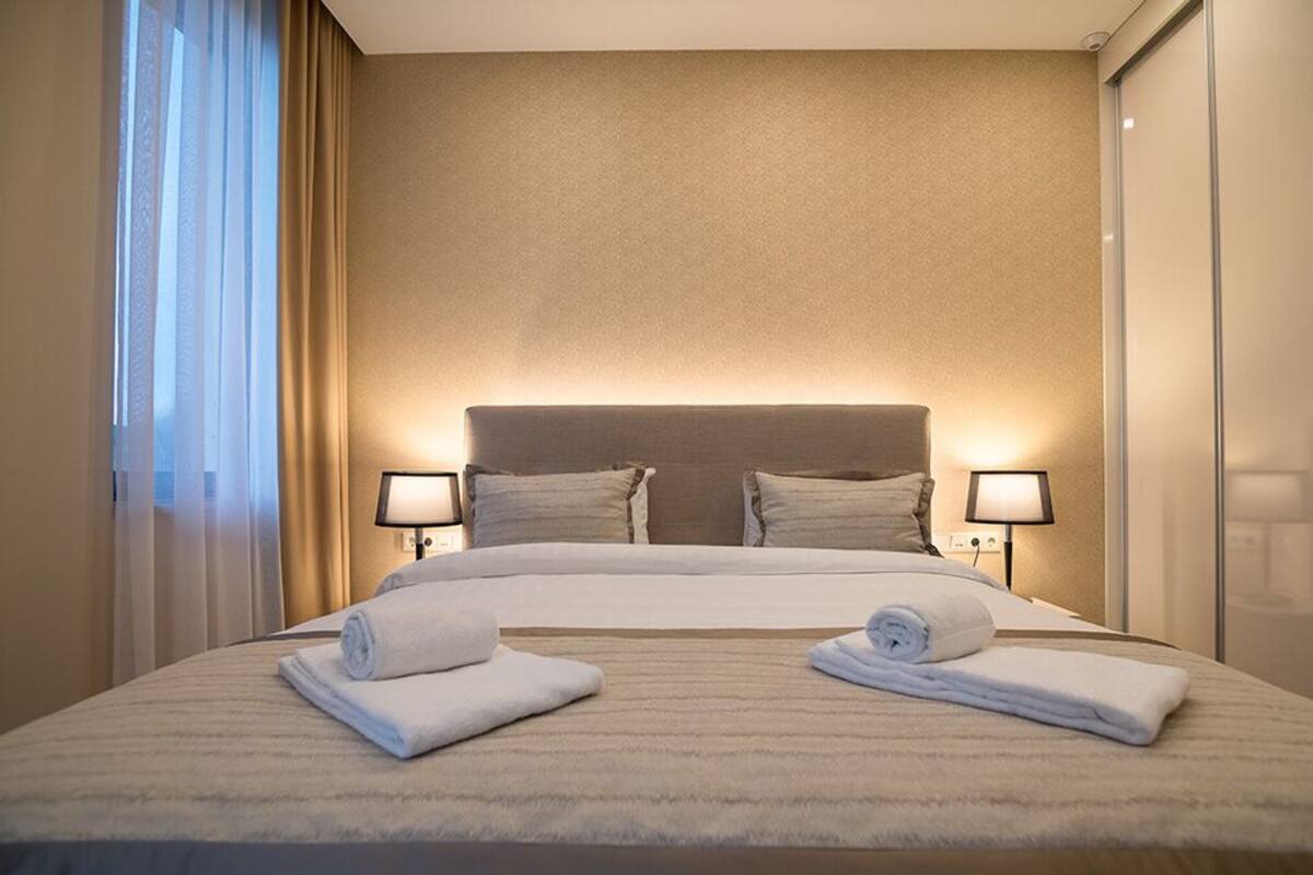 Suite – premium | Safe på rommet, lydisolert, wi-fi (inkludert) og sengetøy