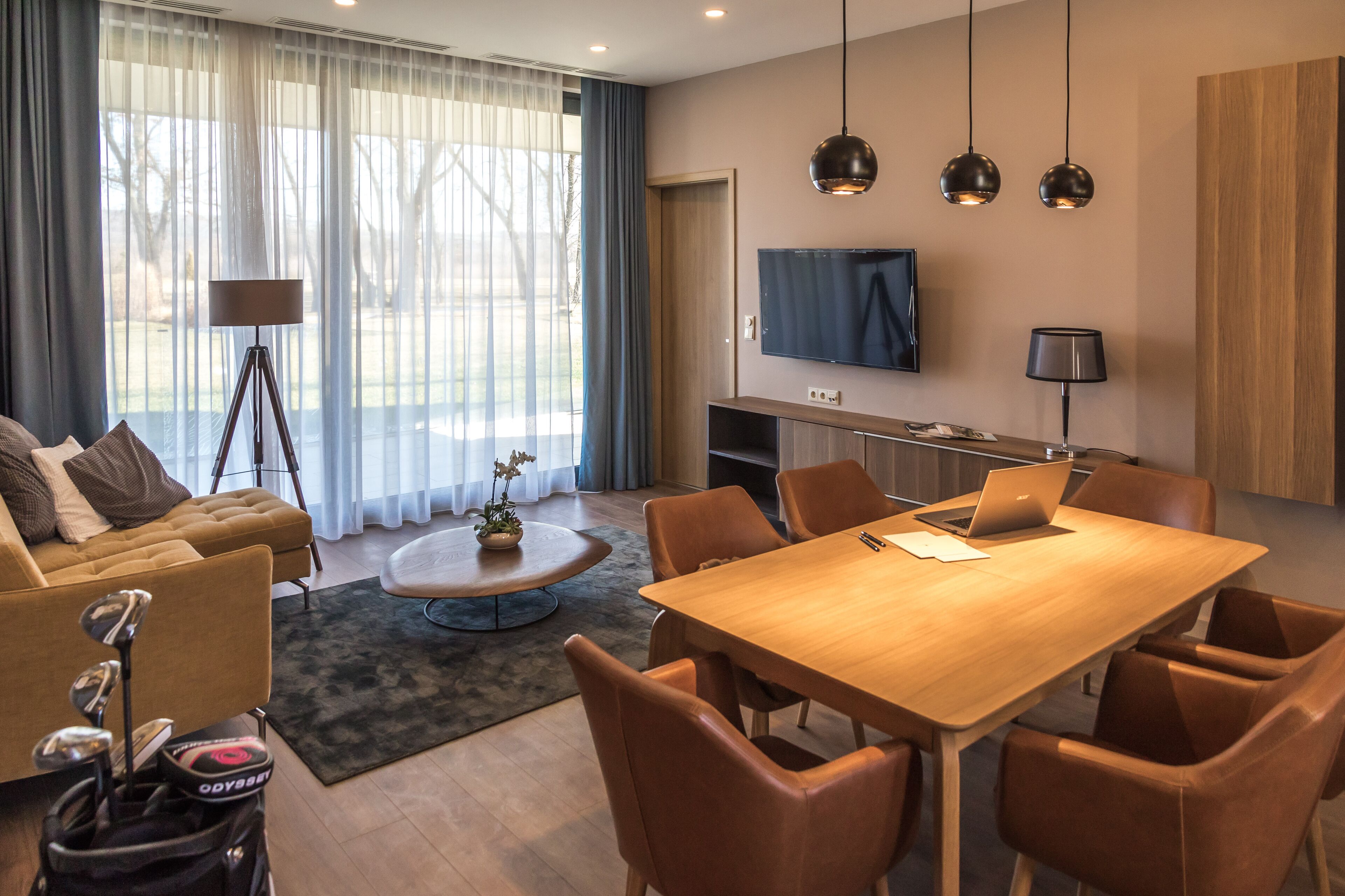 Un salon moderne comprenant un canapé, une table basse et une table à manger avec des chaises.