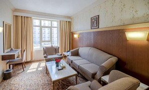 Vierbettzimmer | Wohnbereich | Fernseher