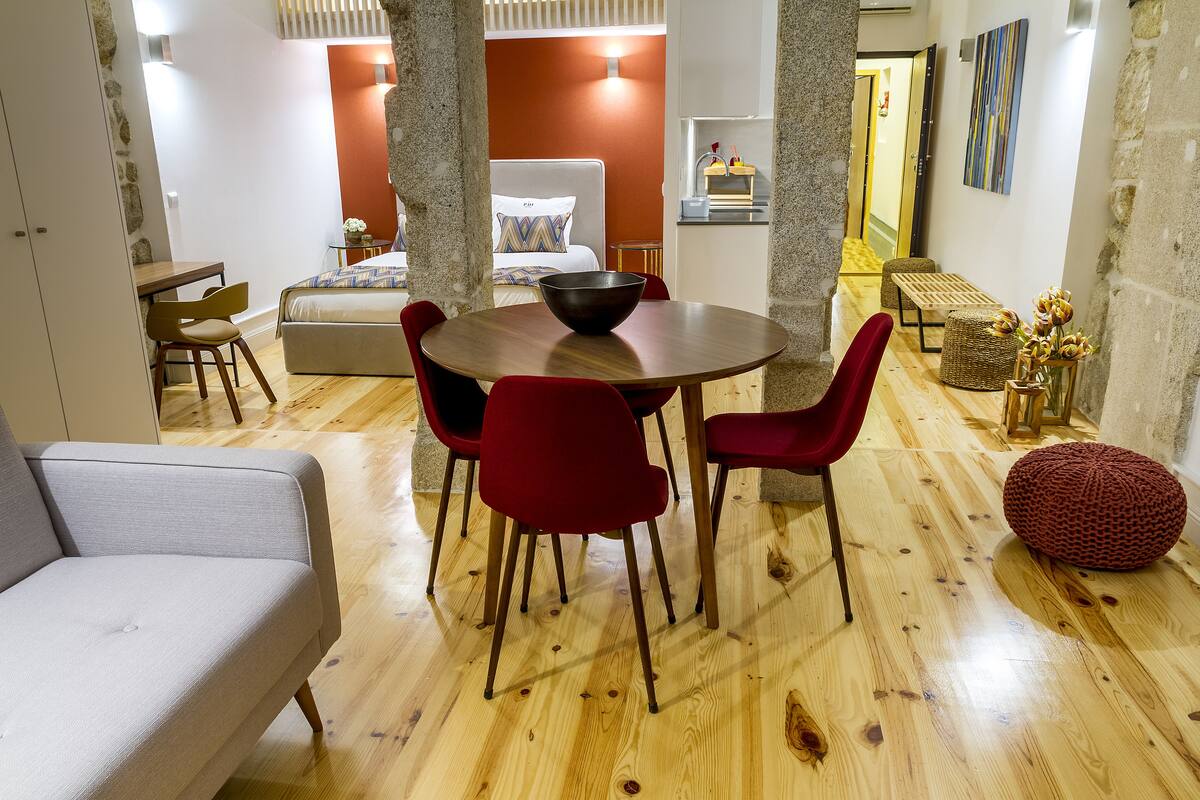 Apartment, Balcony (InSitu Living - Red Safari, 1st Back) | In-room dining