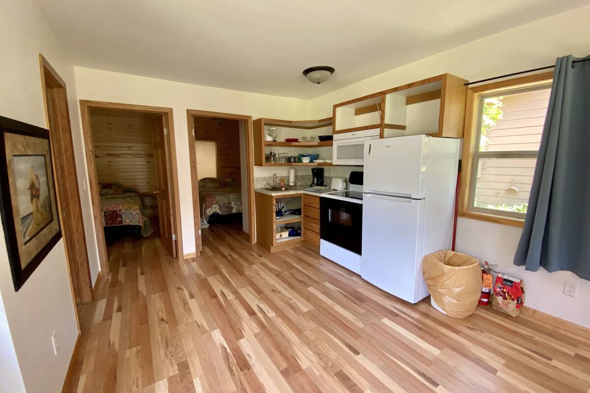cabin, non smoking (8) | private kitchen | fridge, paper towels