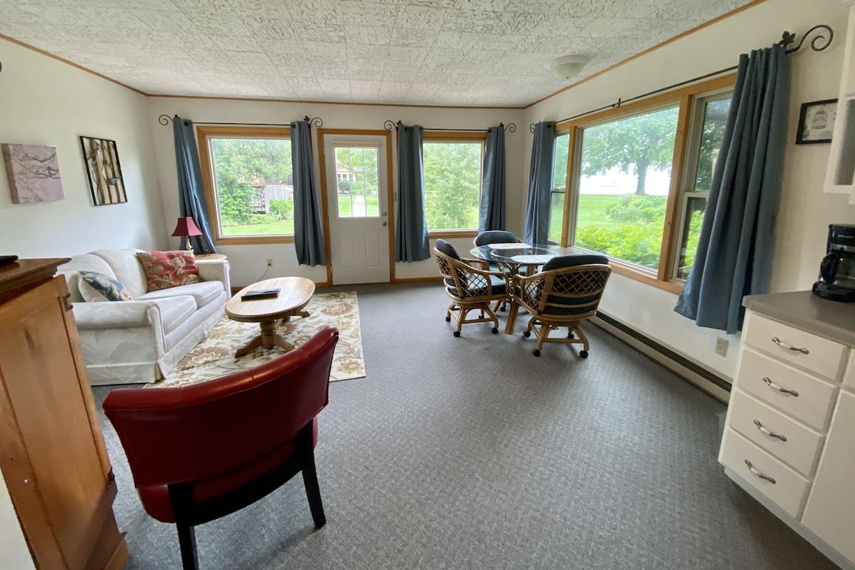 Cabin, 1 King Bed, Non Smoking | In-room dining