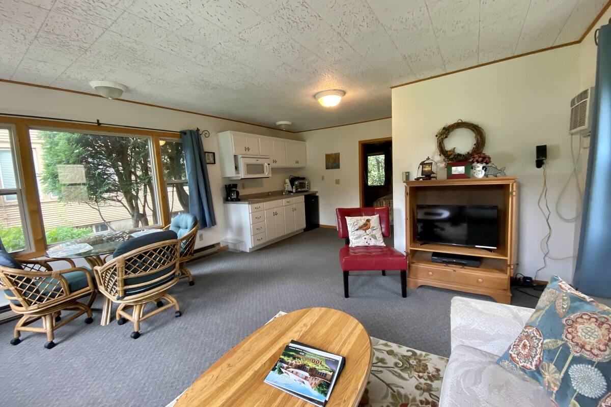 cabin, 1 king bed, non smoking | private kitchenette | fridge, paper towels