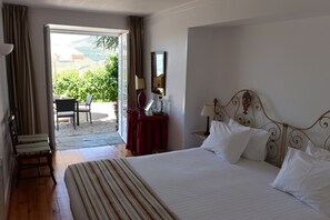 Dobbelt- eller tomannsrom | Individuelt dekorert, skrivebord og blendingsgardiner