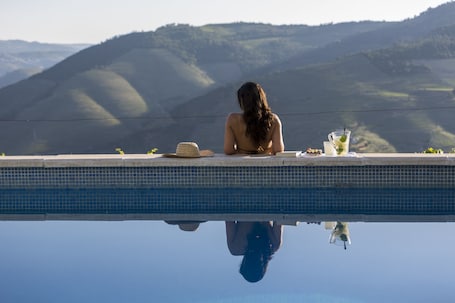 Piscina externa, espreguiçadeiras. Casa de Casal de Loivos