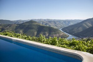 Una piscina al aire libre, tumbonas