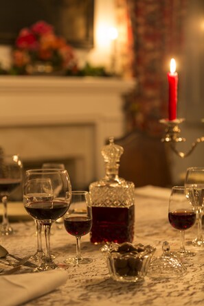 Breakfast and dinner served