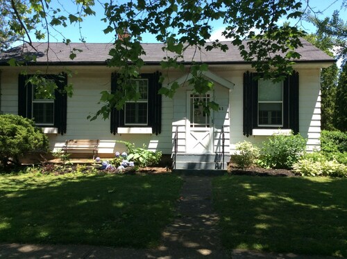 Sunnyside Niagara Cottage