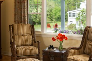 Premium bedding, individually decorated, individually furnished - Sugar Hill Inn (Sugar Hill)