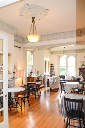 Dining - Camellia Inn (Healdsburg)